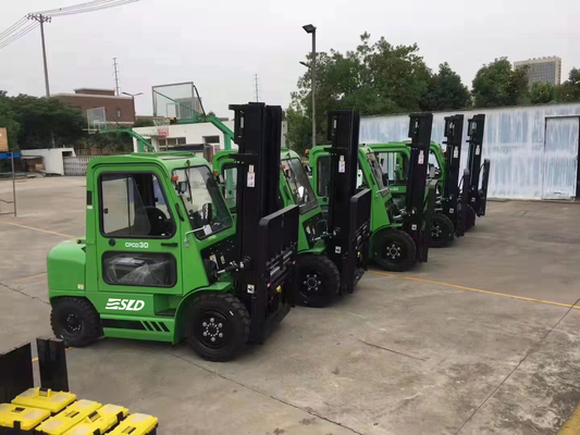 Ύψος 4m Forklift CPCD30 ανύψωσης diesel 3 τόνου με την πλήρη κλειστή καμπίνα