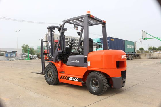 3 Forklift αντιστάθμισης diesel τόνου φορτηγό με την τετράτροχη πνευματική ρόδα
